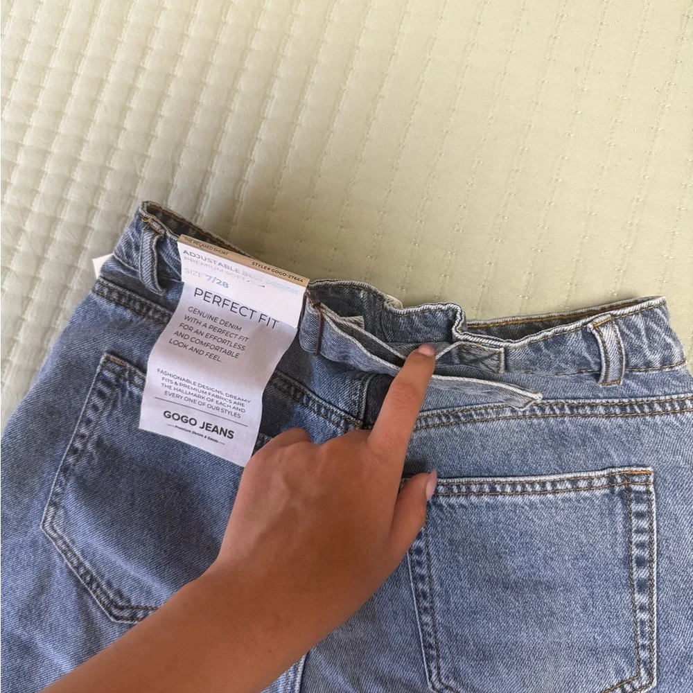 Good American Blue Jean Shorts Classic Mid-Thigh - Picture 4 of 4